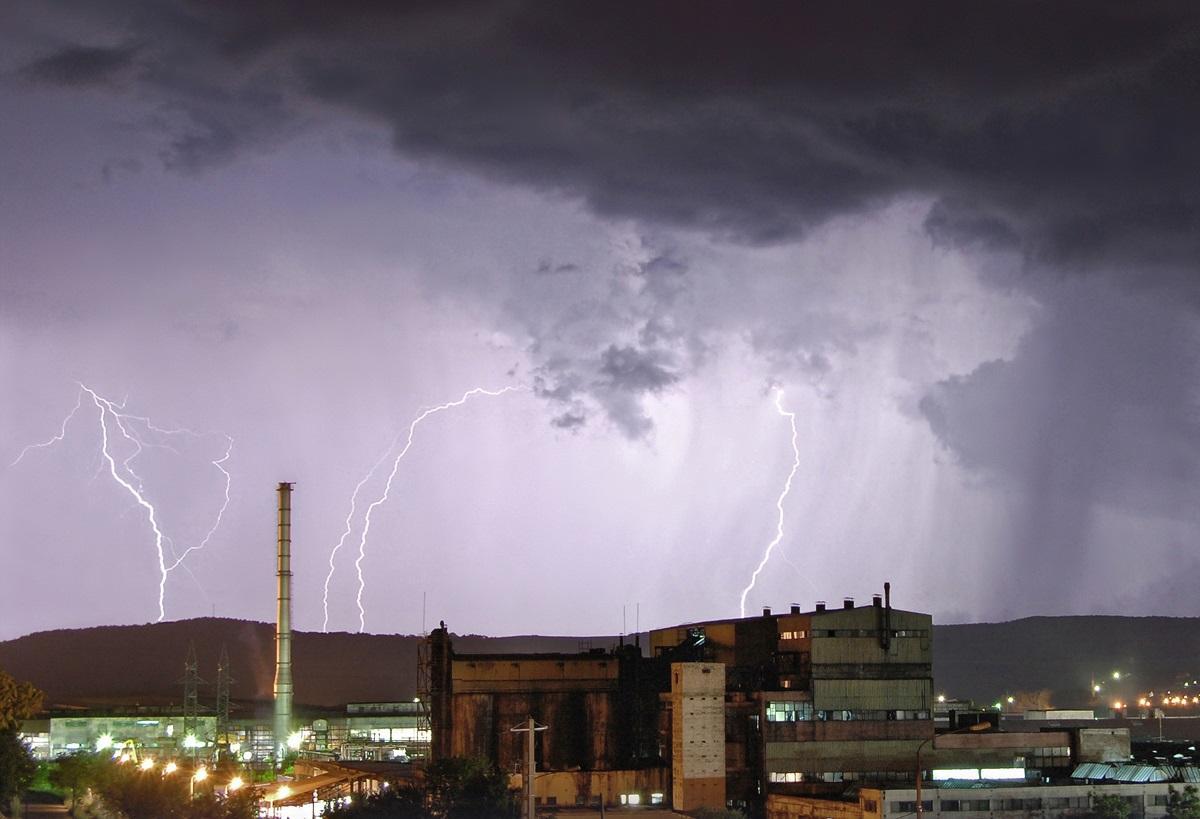 10 judeţe intră sub cod galben de ploi şi vijelii până mâine. 4 judeţe, sub cod galben de caniculă