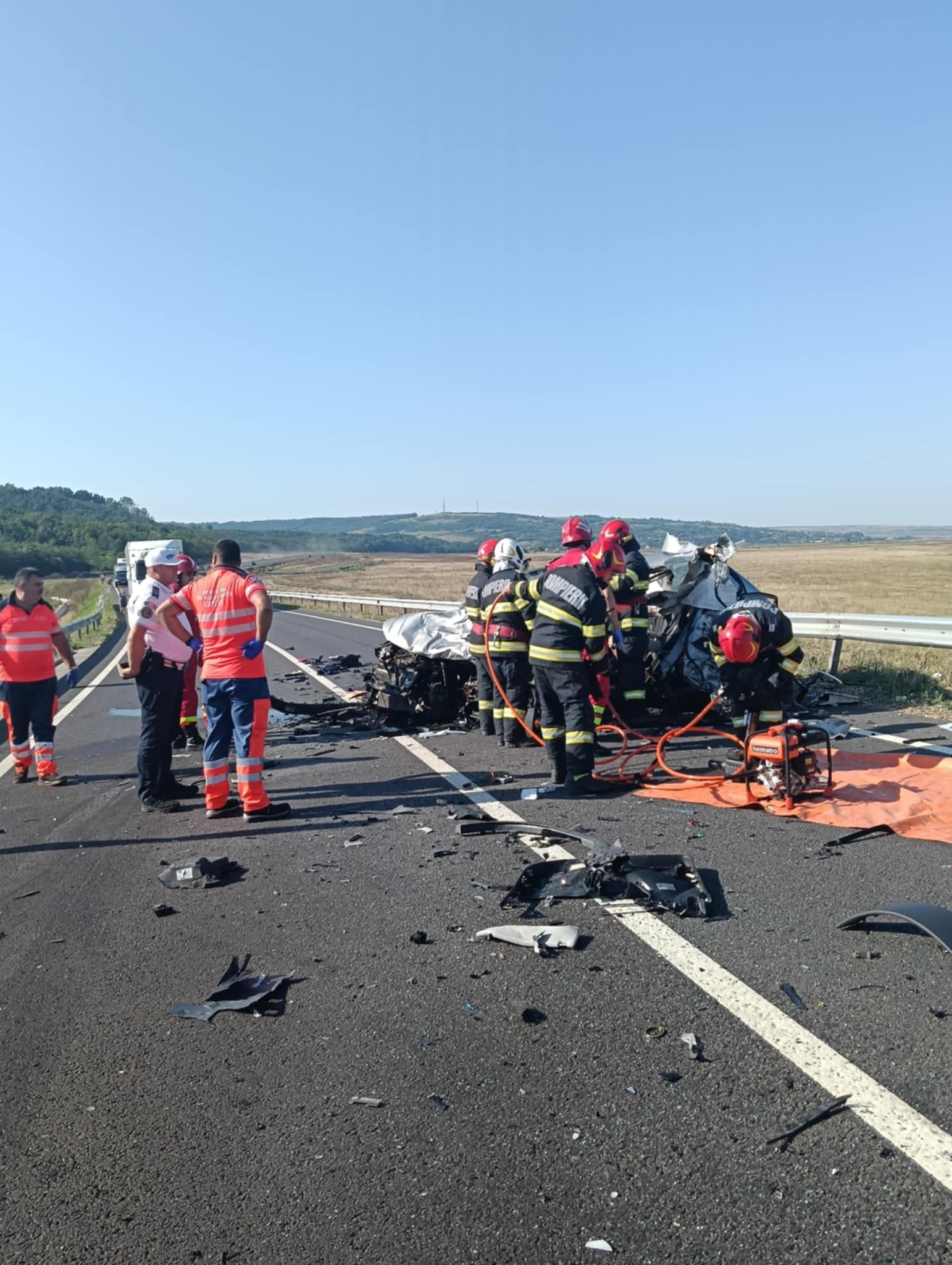A murit strivit în maşina de teren pe care o conducea, după ce a intrat sub un TIR, în Bârlad