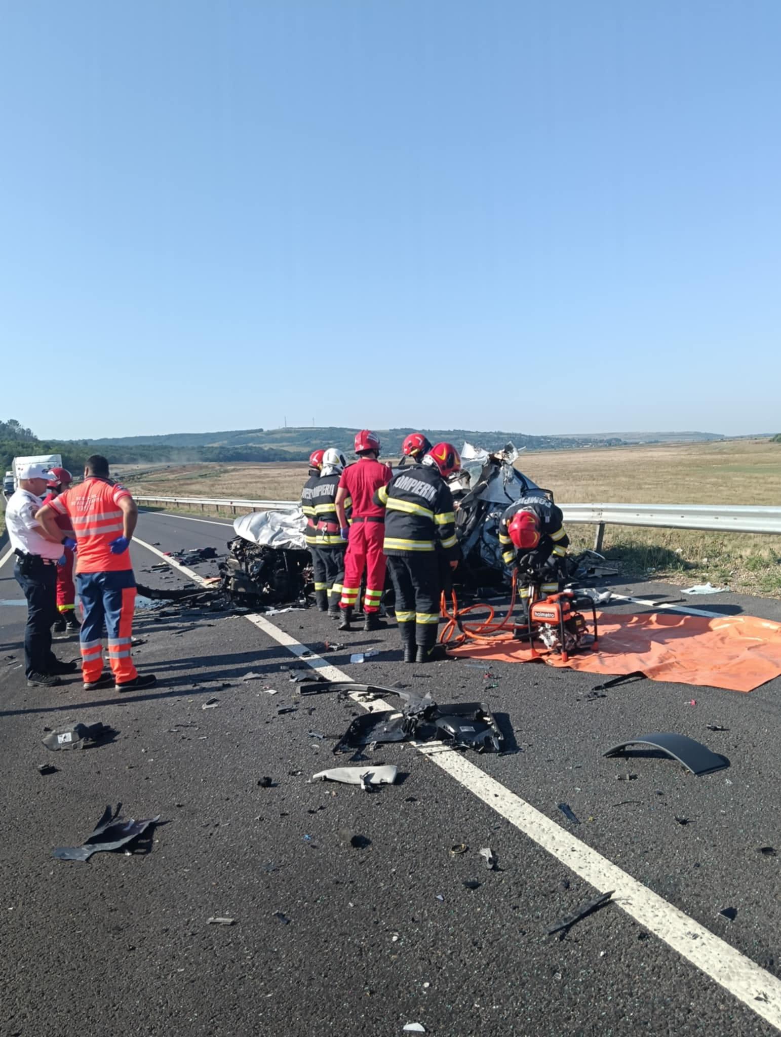 A murit strivit în maşina de teren pe care o conducea, după ce a intrat sub un TIR, în Bârlad