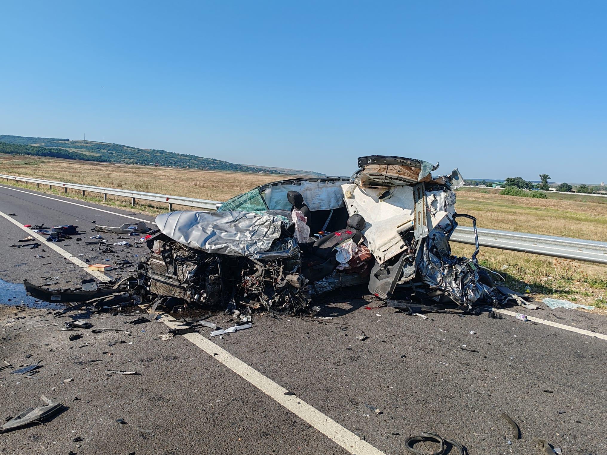 A murit strivit în maşina de teren pe care o conducea, după ce a intrat sub un TIR, în Bârlad