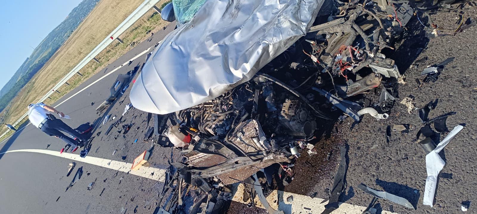 A murit strivit în maşina de teren pe care o conducea, după ce a intrat sub un TIR, în Bârlad