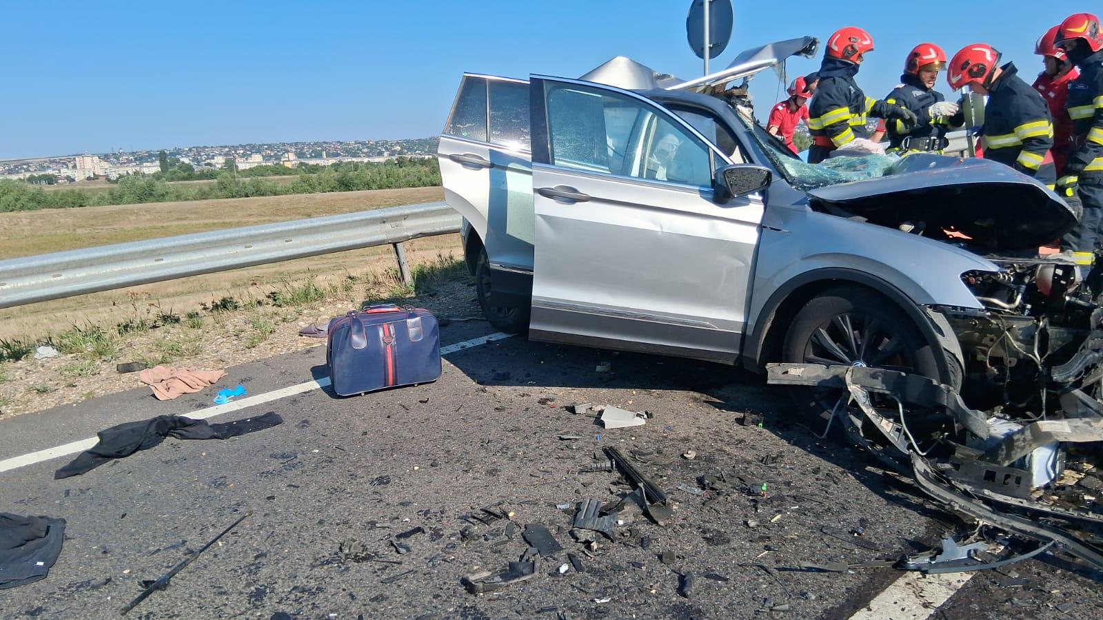 A murit strivit în maşina de teren pe care o conducea, după ce a intrat sub un TIR, în Bârlad