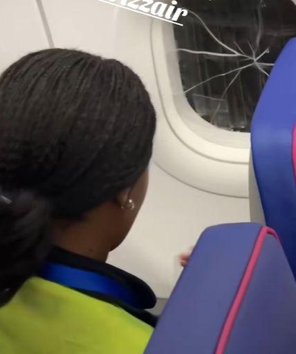 Panică la bordul unui avion Wizz Air, după ce un geam spart a fost lipit cu scotch obișnuit