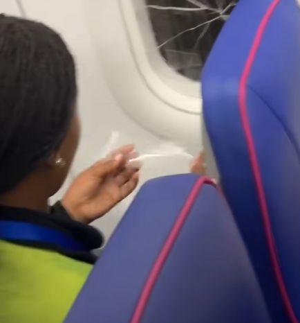 Panică la bordul unui avion Wizz Air, după ce un geam spart a fost lipit cu scotch obișnuit