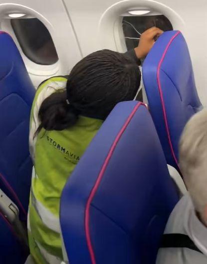 Panică la bordul unui avion Wizz Air, după ce un geam spart a fost lipit cu scotch obișnuit