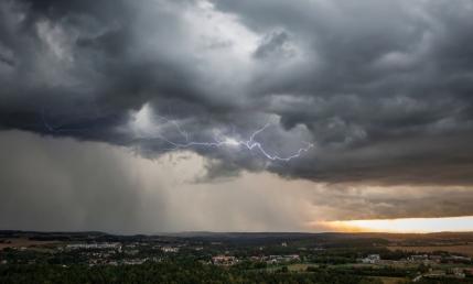 Cod portocaliu de vreme severă emis de ANM. Vijelii puternice lovesc jumătate de țară, în următoarele ore