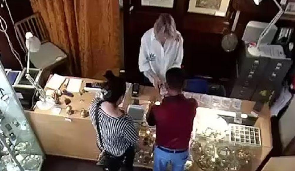 Bonnie și Clyde de România, surprinşi de camere în timp ce fură bani şi bijuterii din magazine din UK