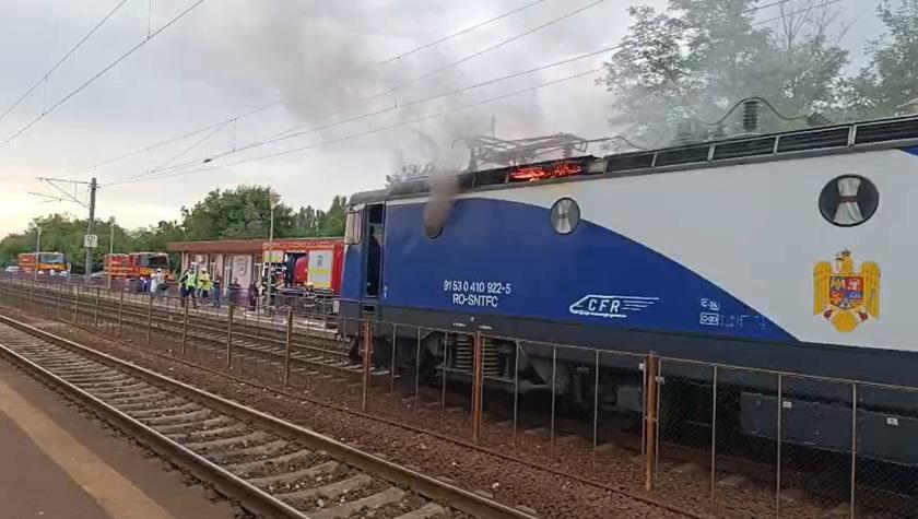 Tren în flăcări pe tura Constanţa - Craiova. Călătorii au fost daţi jos şi aşteaptă pe şine
