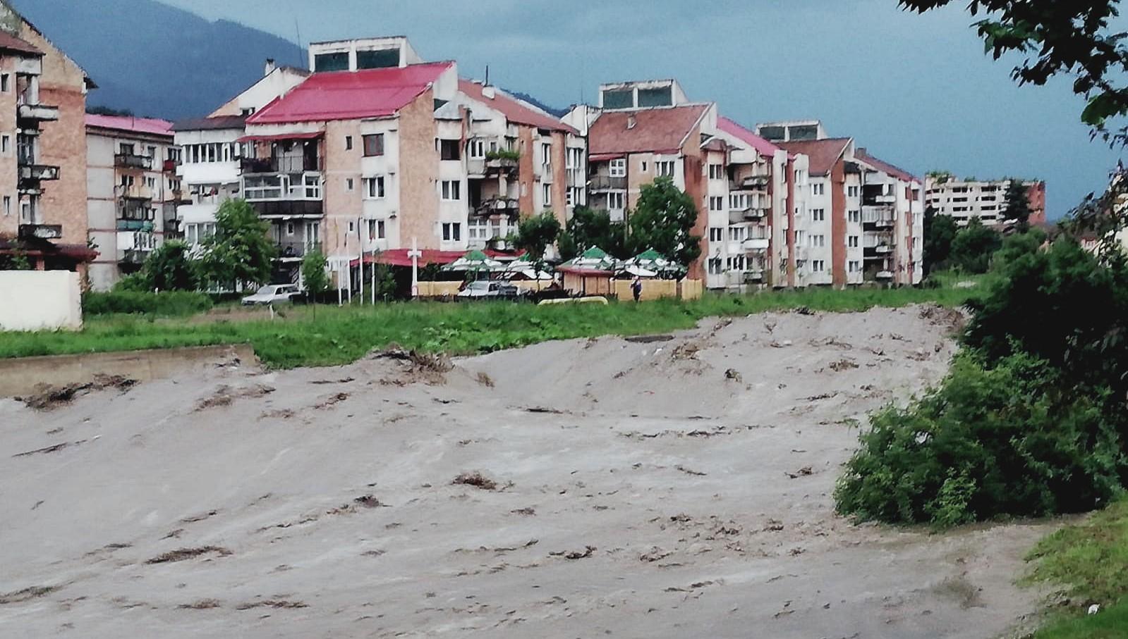 Alertă de inundații în România. Râuri din mai multe județe, sub cod portocaliu de viituri până la noapte