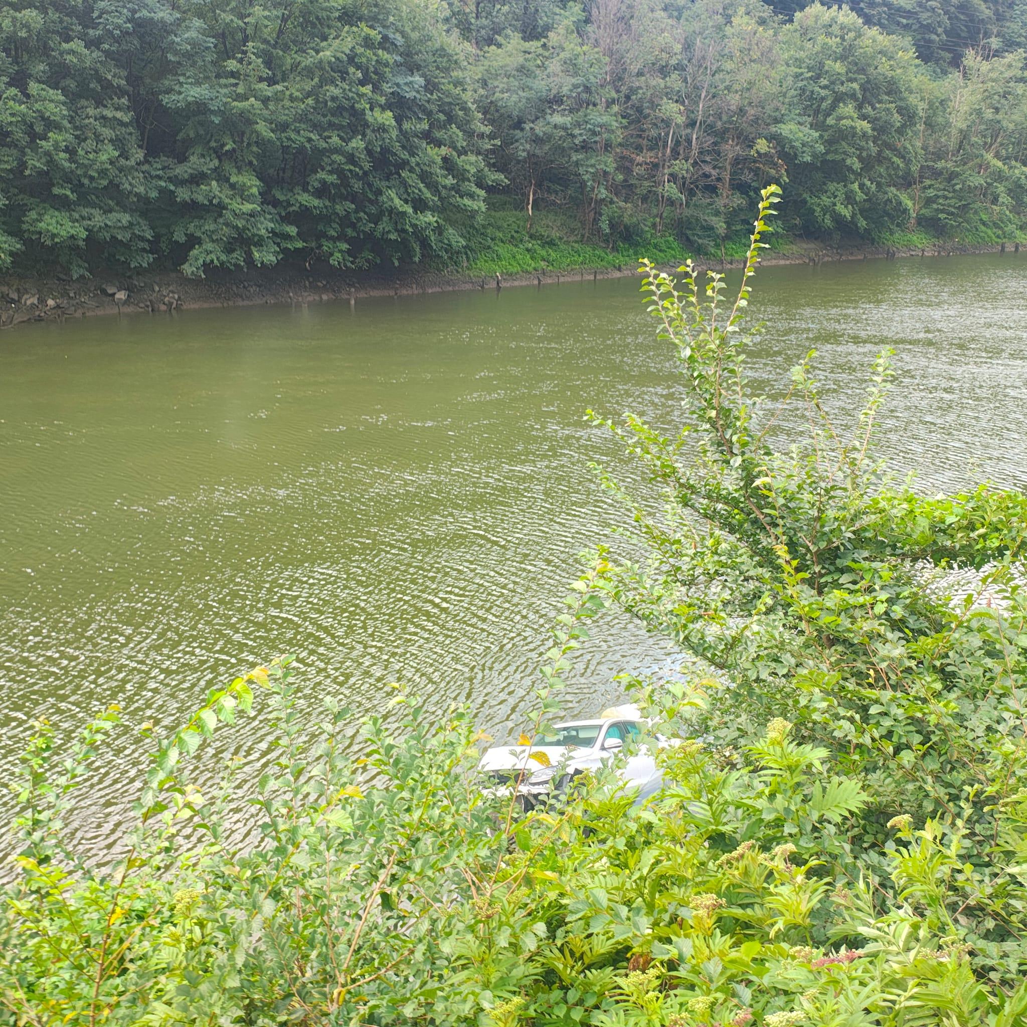 O maşină a căzut în Olt, pe DN 7 Vâlcea, după ce şoferul a adormit la volan