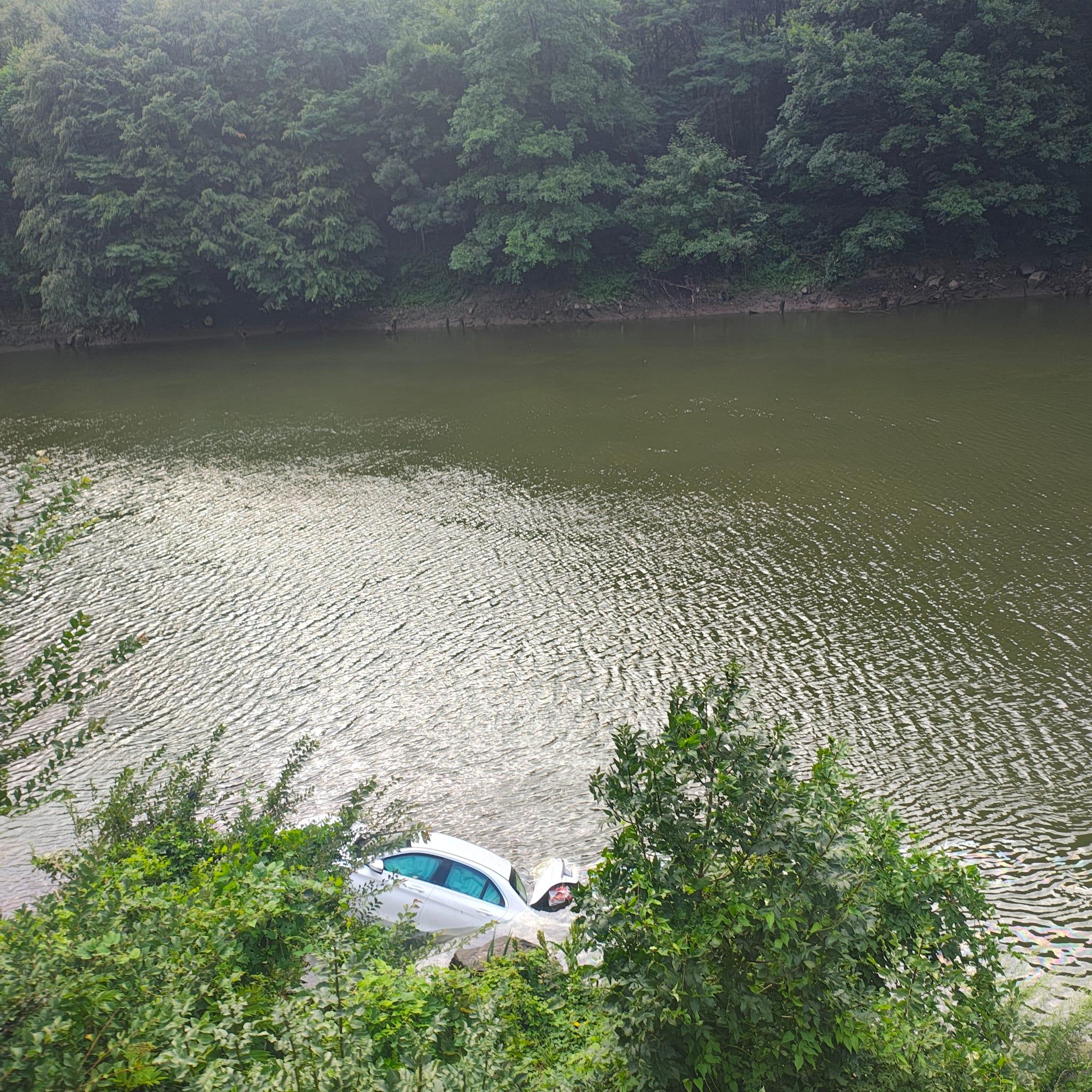 O maşină a căzut în Olt, pe DN 7 Vâlcea, după ce şoferul a adormit la volan