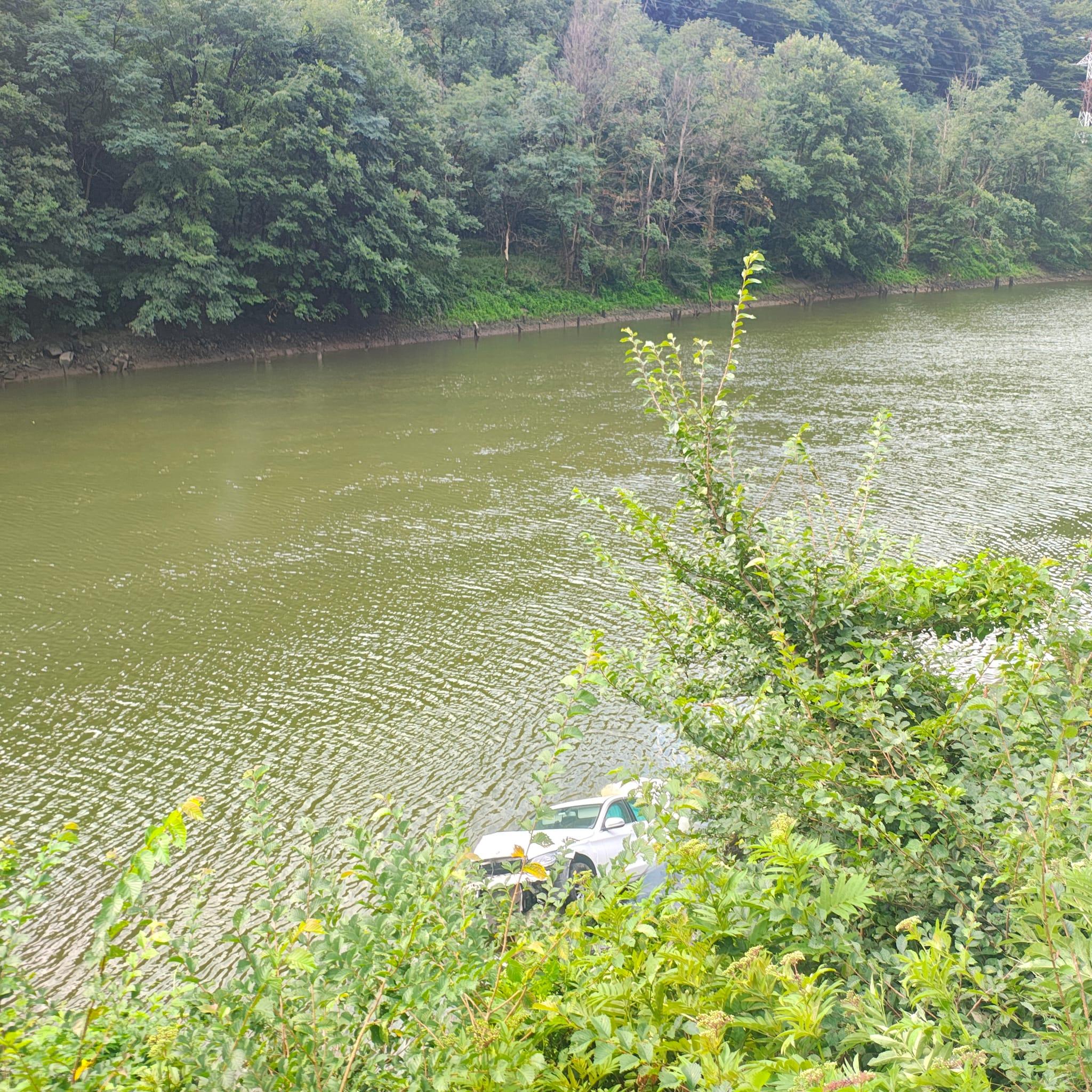 O maşină a căzut în Olt, pe DN 7 Vâlcea, după ce şoferul a adormit la volan