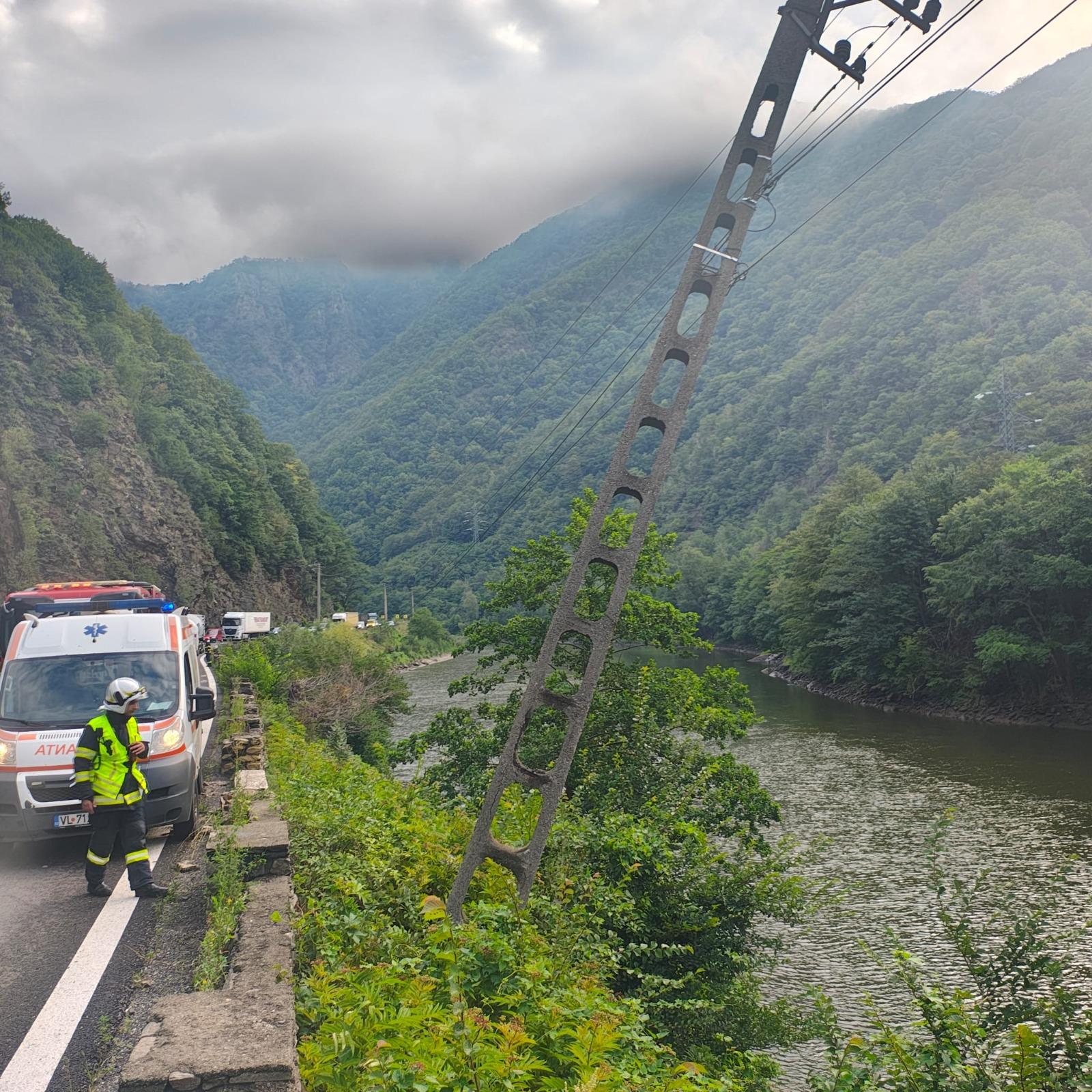 O maşină a căzut în Olt, pe DN 7 Vâlcea, după ce şoferul a adormit la volan
