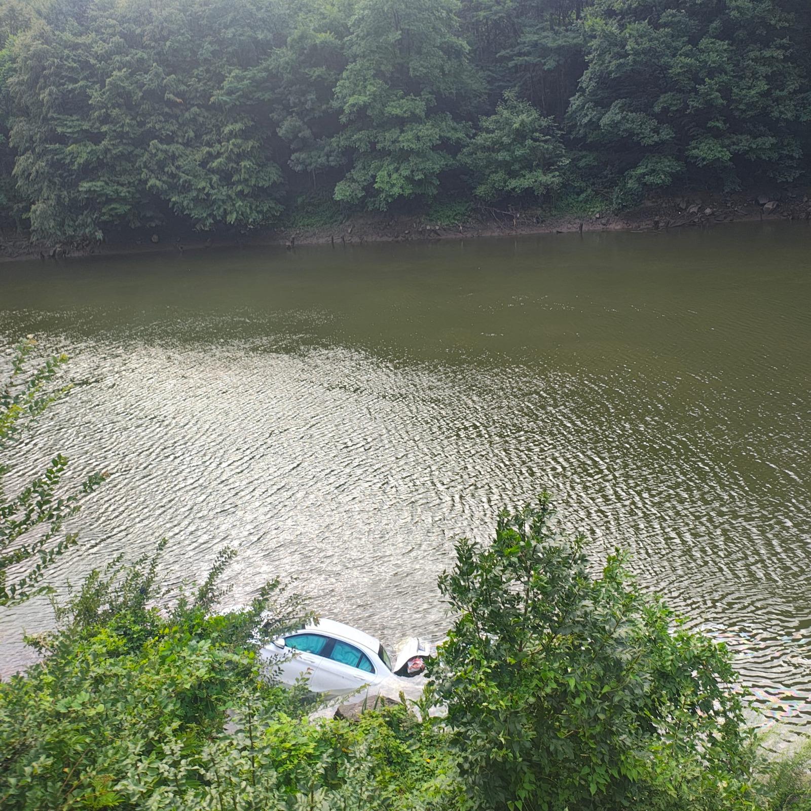 O maşină a căzut în Olt, pe DN 7 Vâlcea, după ce şoferul a adormit la volan