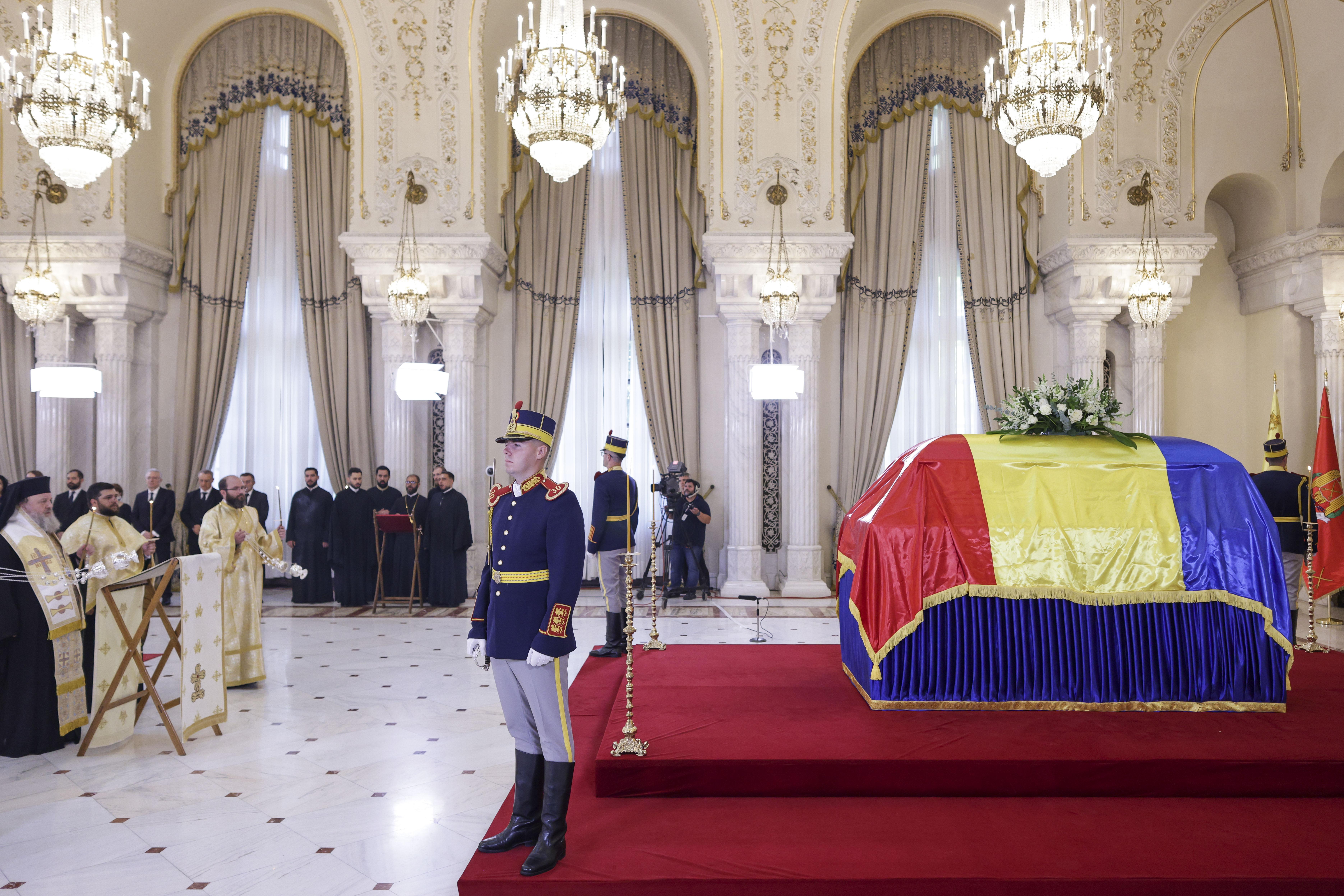 Funeraliile de stat pentru Ion Iliescu. Sub 100 de romani s-au dus la sicriul depus la Palatul Cotroceni