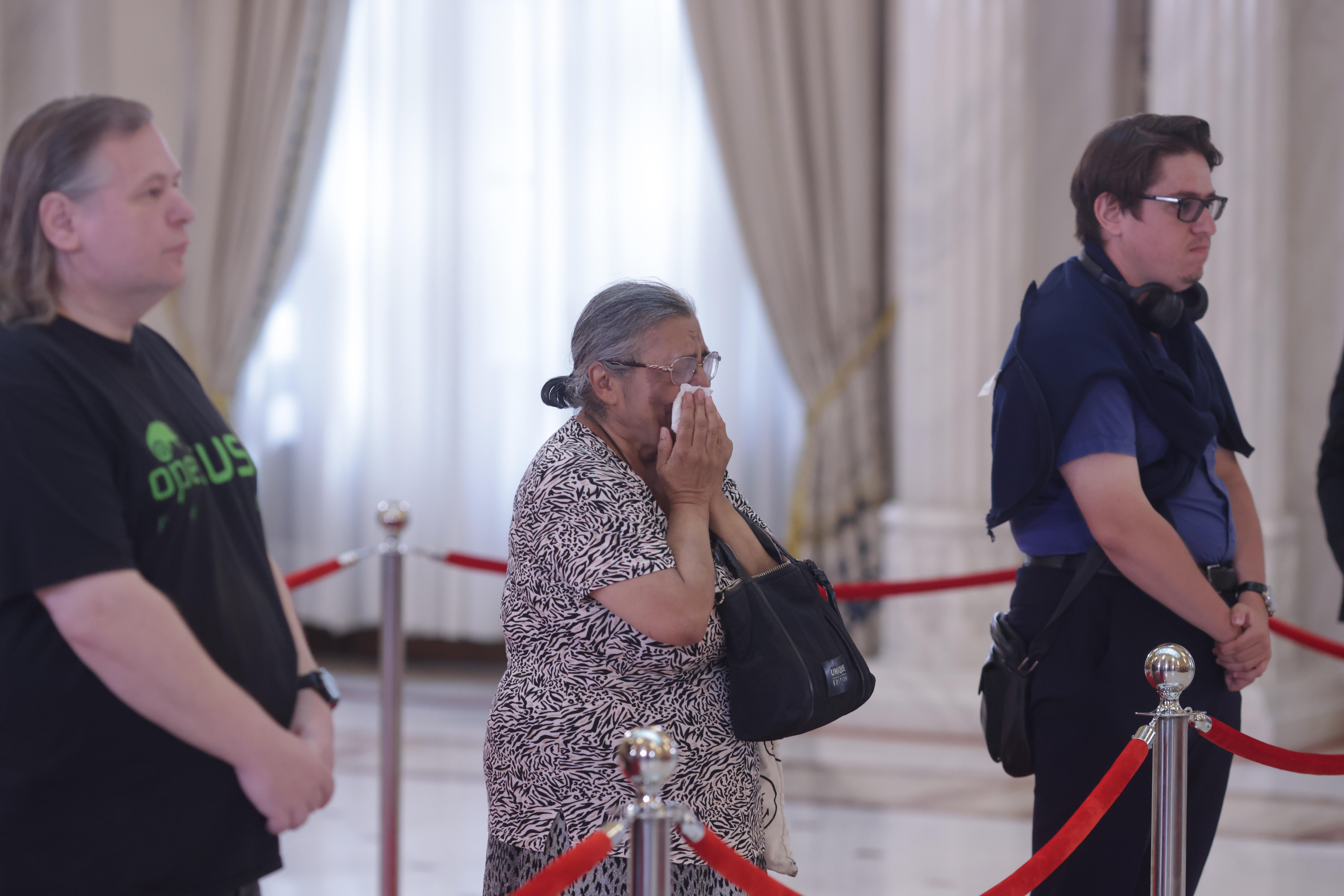 Funeraliile de stat pentru Ion Iliescu. Sub 100 de români s-au dus la sicriul depus la Palatul Cotroceni