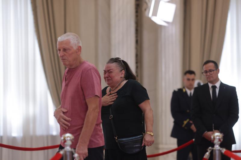 Funeraliile de stat pentru Ion Iliescu. Sub 100 de români s-au dus la sicriul depus la Palatul Cotroceni Funeraliile de stat pentru Ion Iliescu. Sub 100 de români s-au dus la sicriul depus la Palatul Cotroceni
