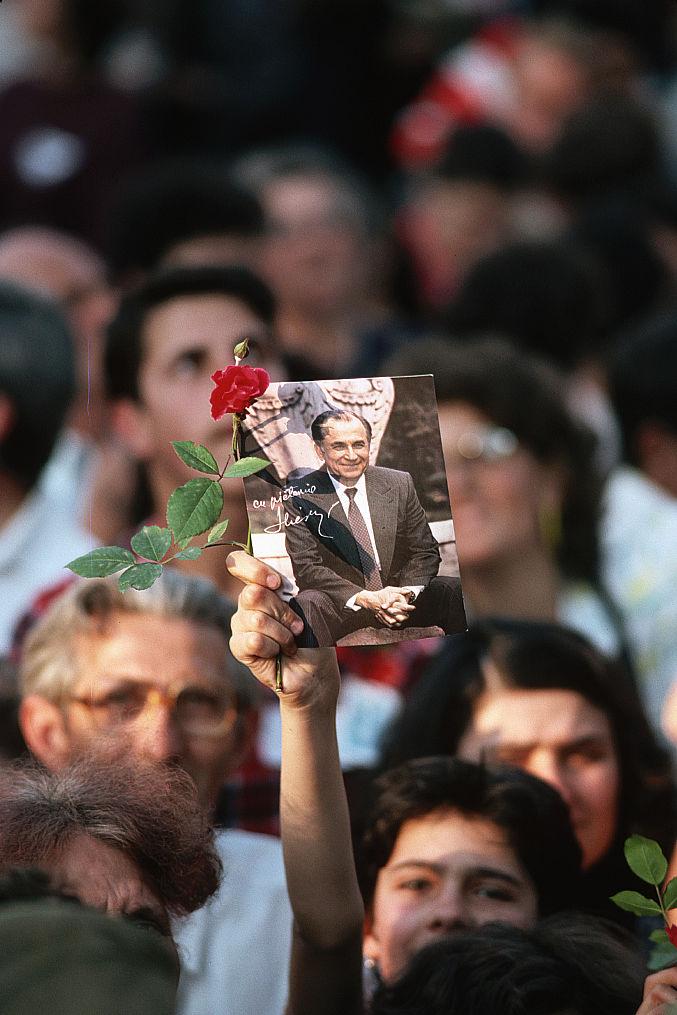 Ion Iliescu, de la revoluție la Cotroceni. Imagini de colecţie din viața primului președinte post-decembrist