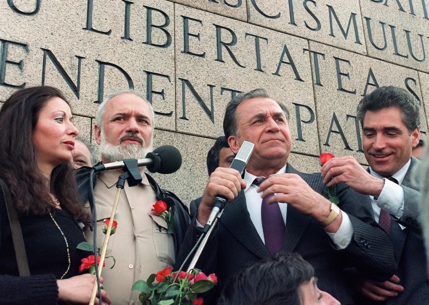 Ion Iliescu, de la revoluție la Cotroceni. Imagini de colecţie din viața primului președinte post-decembrist