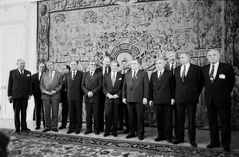 Ion Iliescu, de la revoluție la Cotroceni. Imagini de colecţie din viața primului președinte post-decembrist