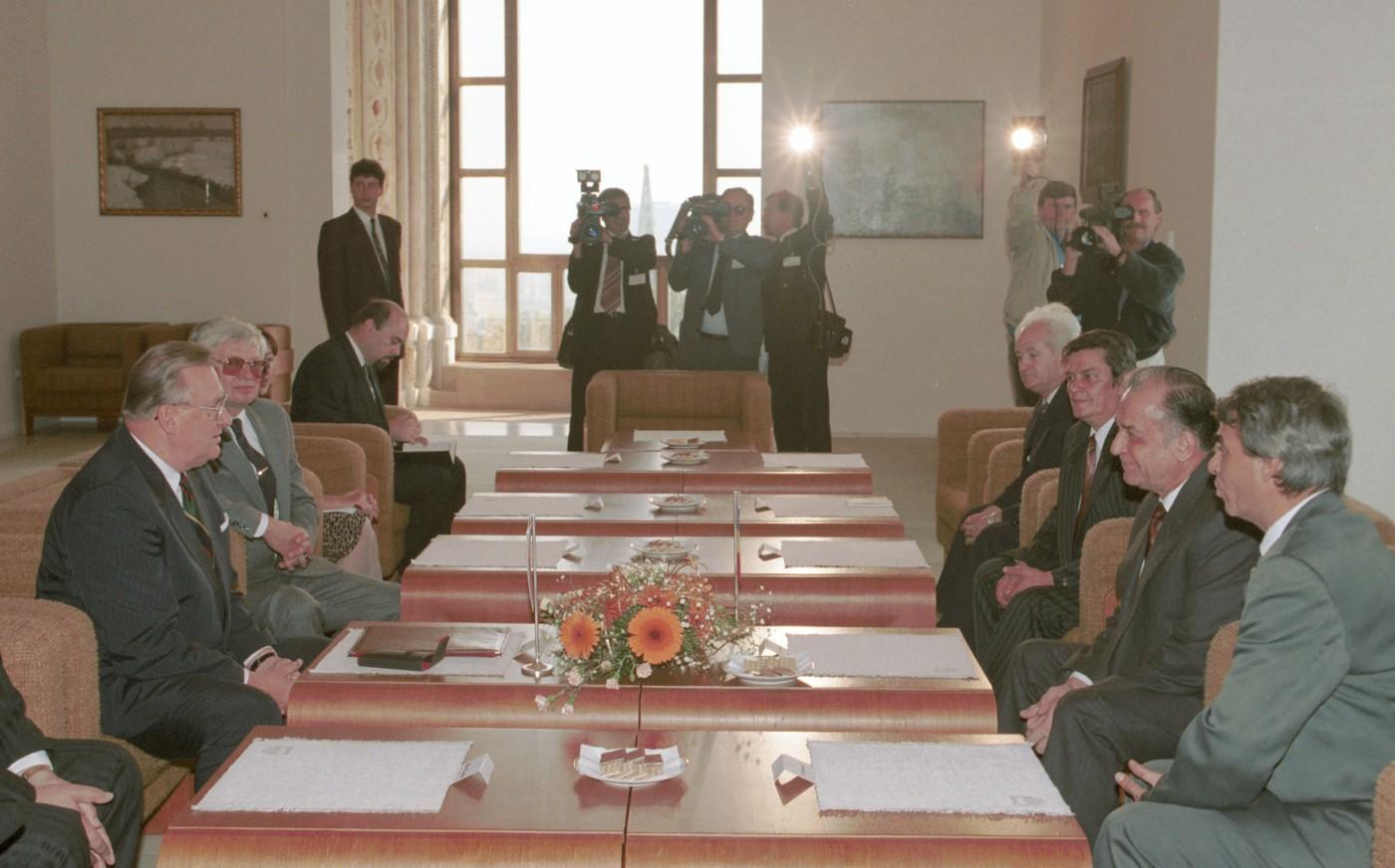 Ion Iliescu, de la revoluție la Cotroceni. Imagini de colecţie din viața primului președinte post-decembrist