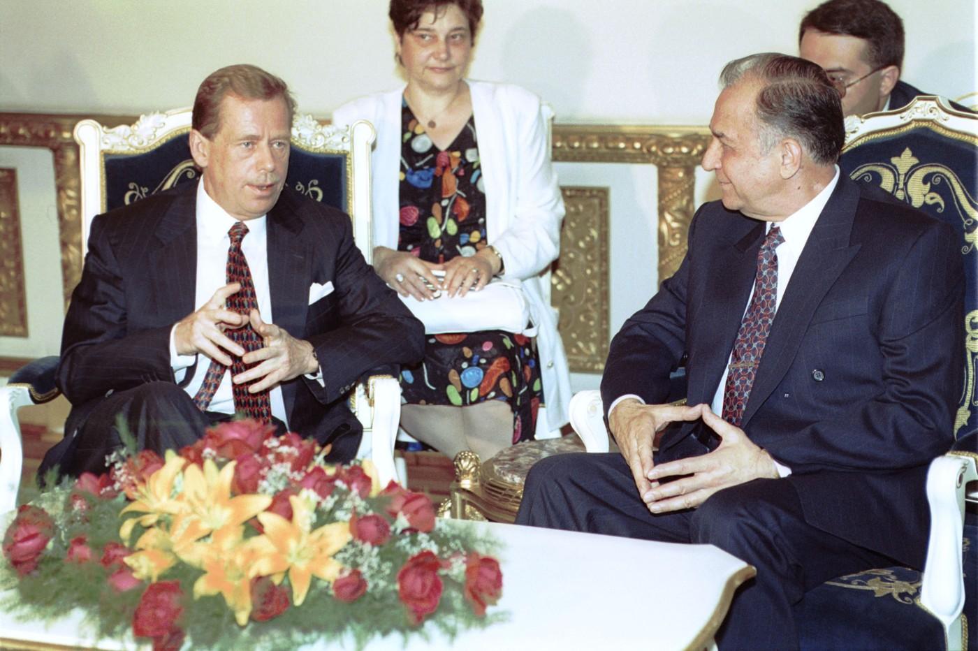 Ion Iliescu, de la revoluție la Cotroceni. Imagini de colecţie din viața primului președinte post-decembrist