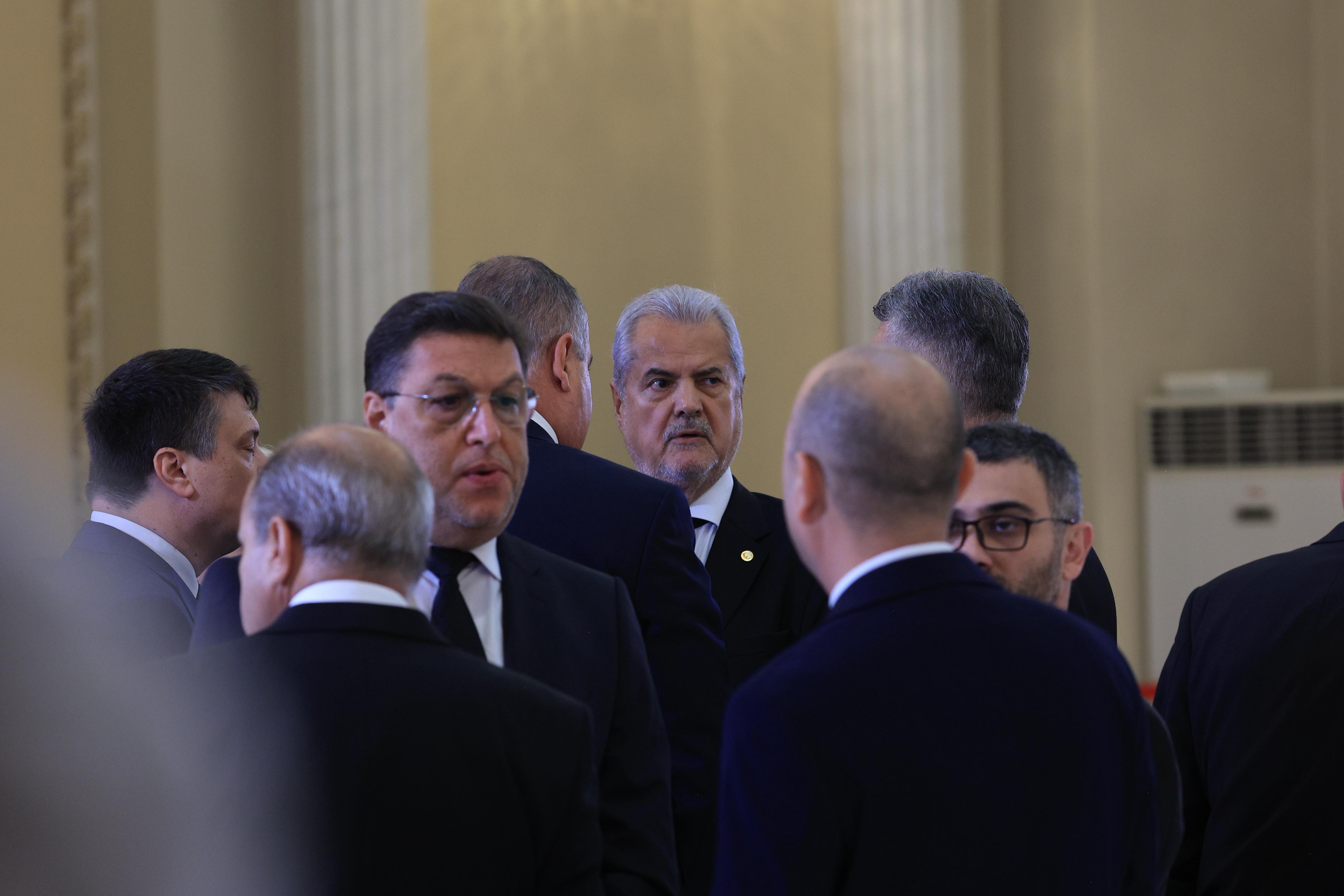 Dăncilă, Năstase, Văcăroiu și Stolojan, în același cadru la Cotroceni, la funeraliile lui Ion Iliescu