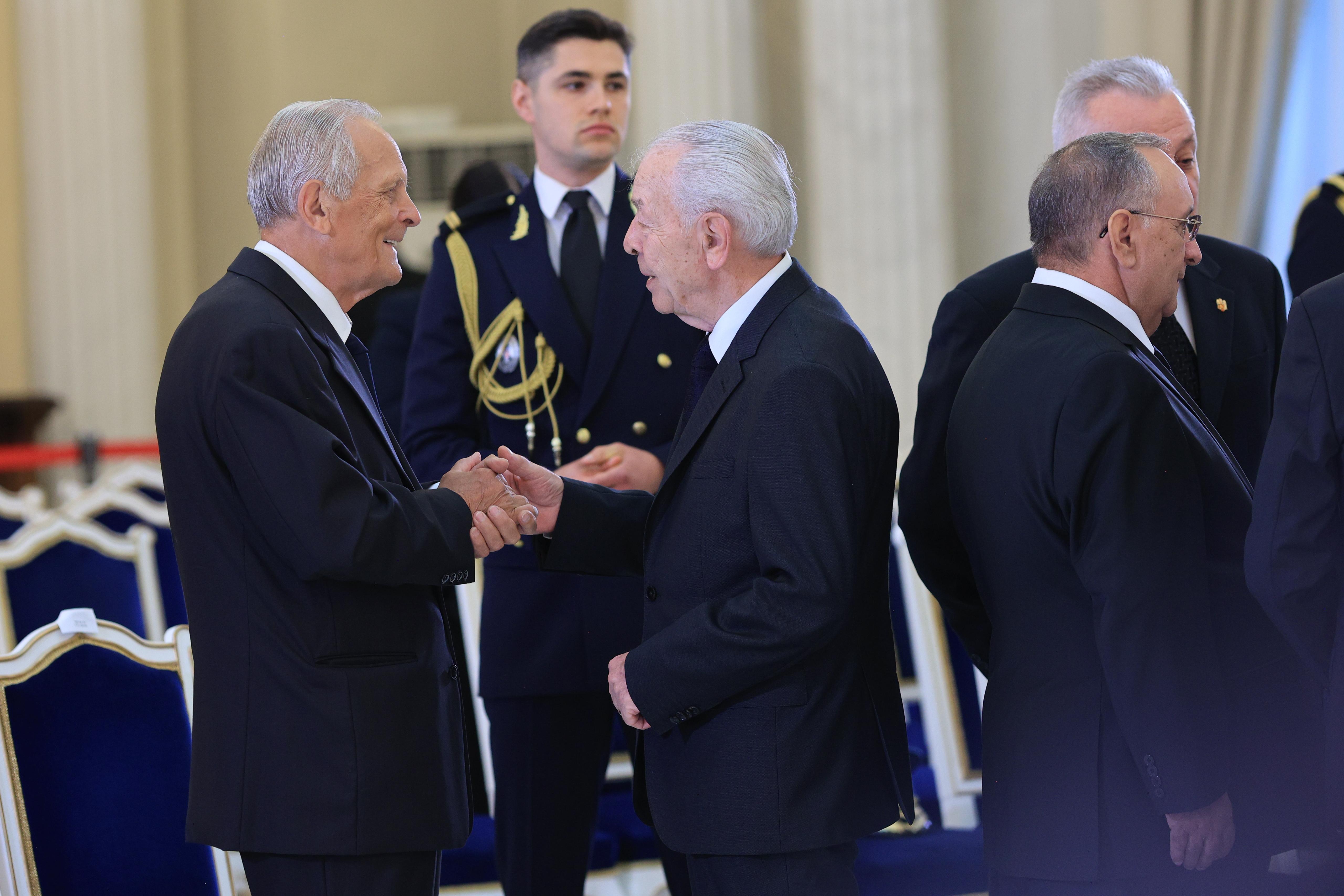 Dăncilă, Năstase, Văcăroiu și Stolojan, în același cadru la Cotroceni, la funeraliile lui Ion Iliescu