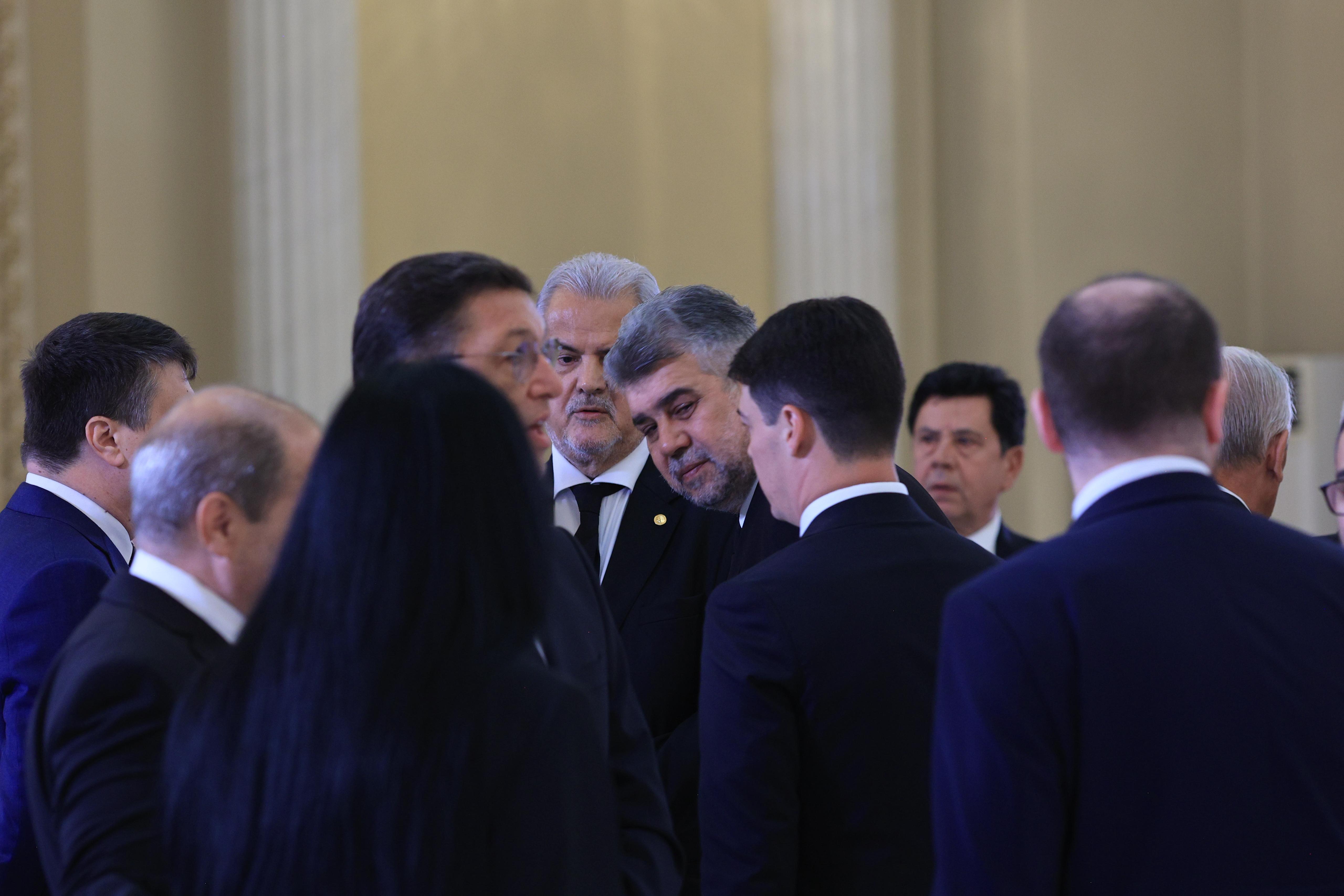 Dăncilă, Năstase, Văcăroiu și Stolojan, în același cadru la Cotroceni, la funeraliile lui Ion Iliescu