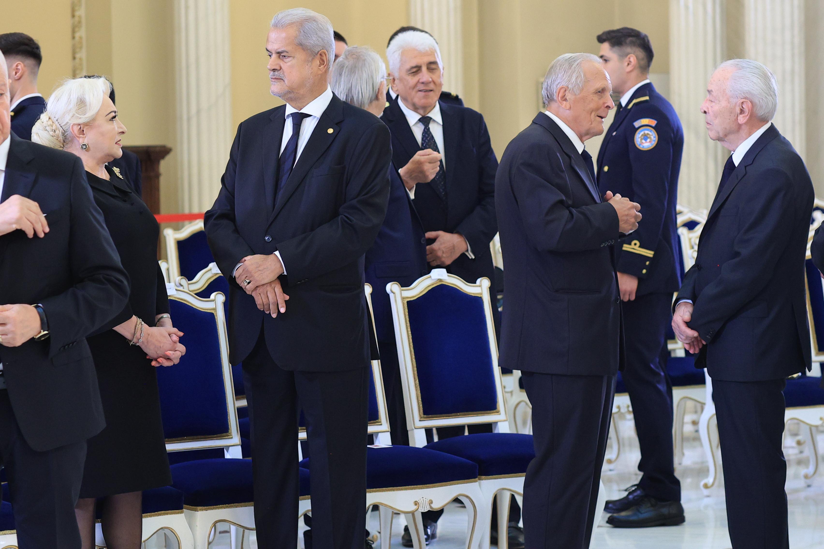 Dăncilă, Năstase, Văcăroiu și Stolojan, în același cadru la Cotroceni, la funeraliile lui Ion Iliescu