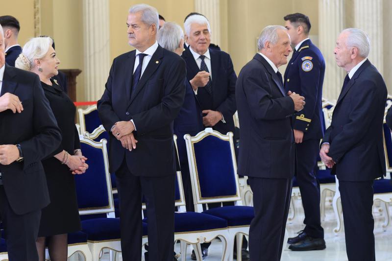 Dăncilă, Năstase, Văcăroiu și Stolojan, în același cadru la Cotroceni, la funeraliile lui Ion Iliescu
