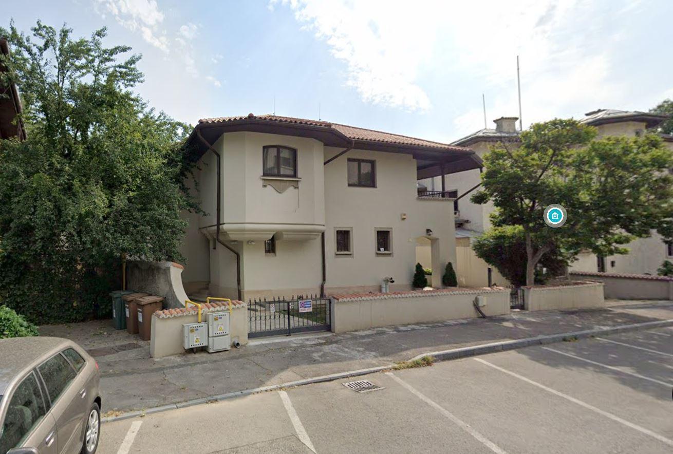 Cum arată vila de 241 de metri pătraţi a fostului preşedinte Traian Băsescu, din zona Zambaccian