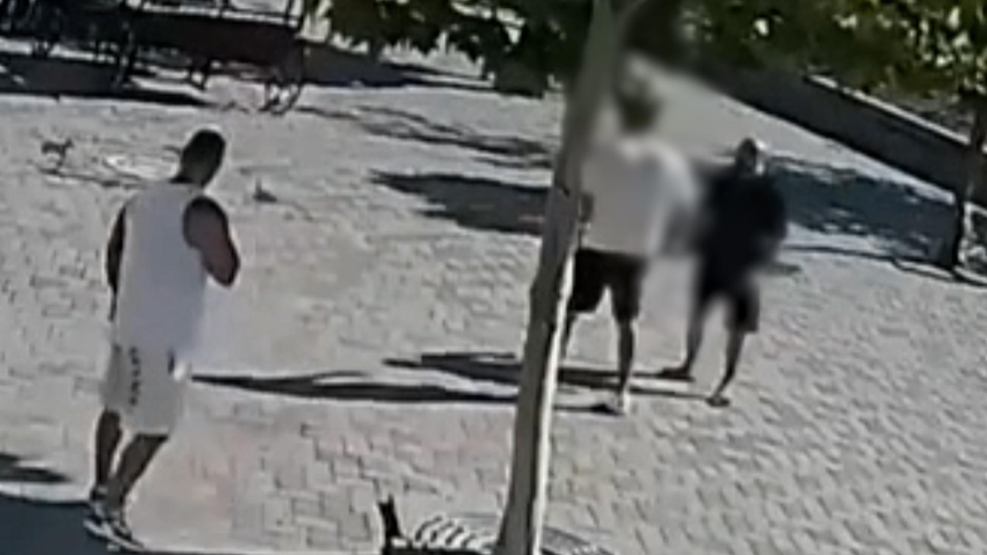 Momentul atacului din Cernavodă, surprins de camere: Fiul victimei a asistat neputincios la înjunghiere