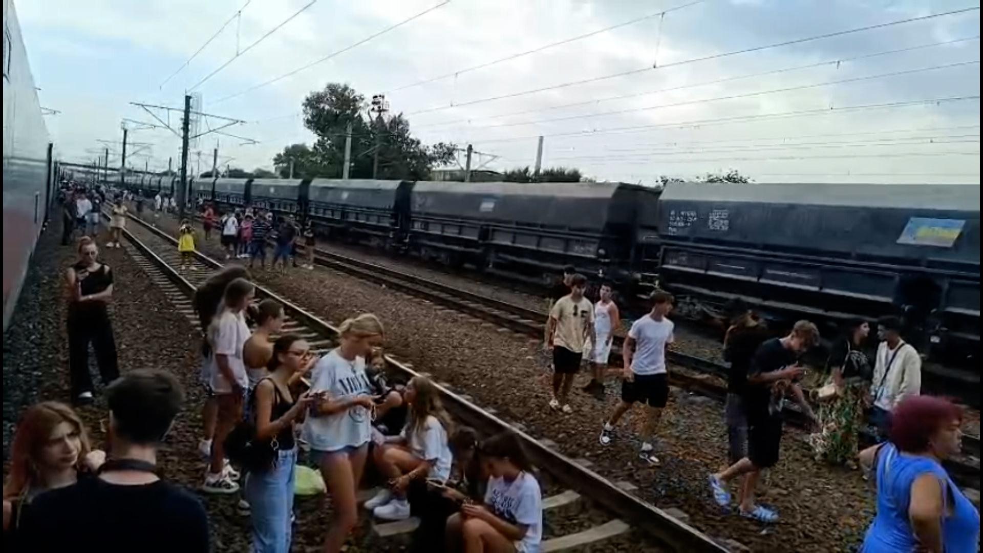 Locomotivă în flăcări pe ruta Constanţa-Bucureşti. 1.300 de pasageri au rămas blocaţi pe şine