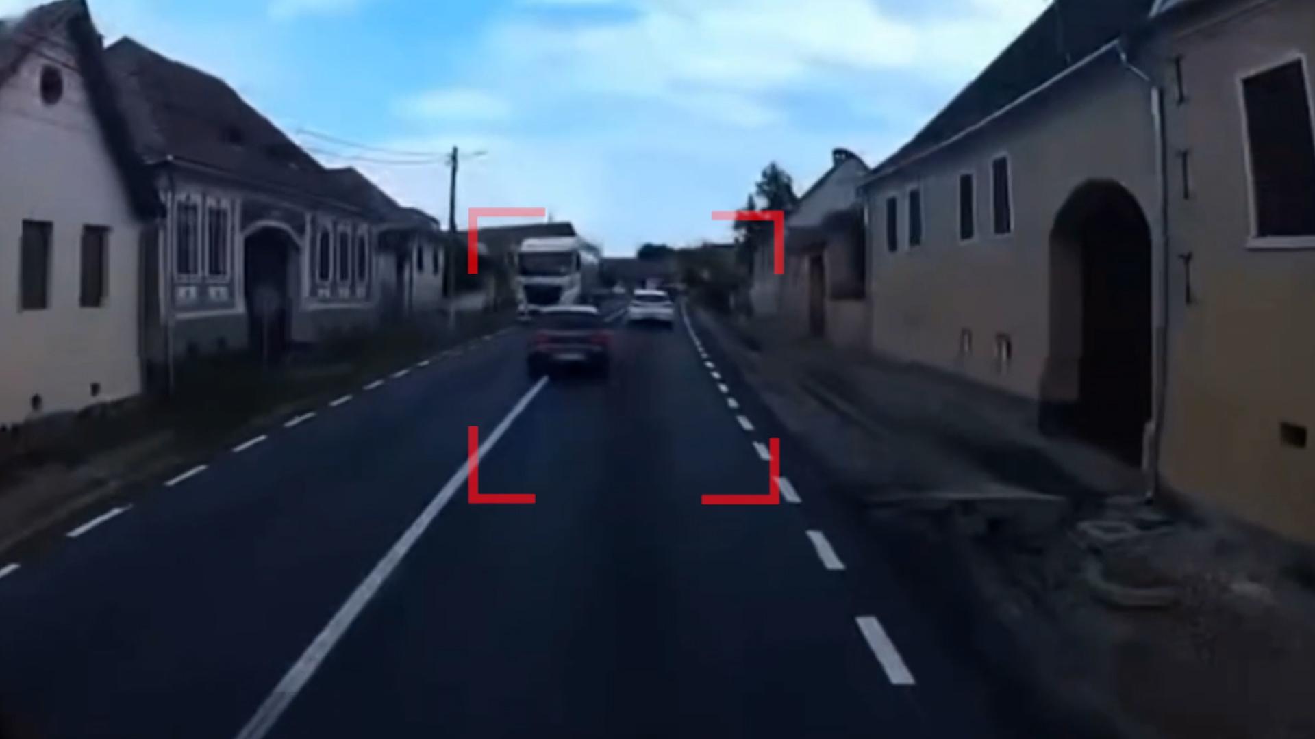 Accident în Mureş, surprins de o cameră de bord: O şoferiţă intră cu maşina într-o cisternă