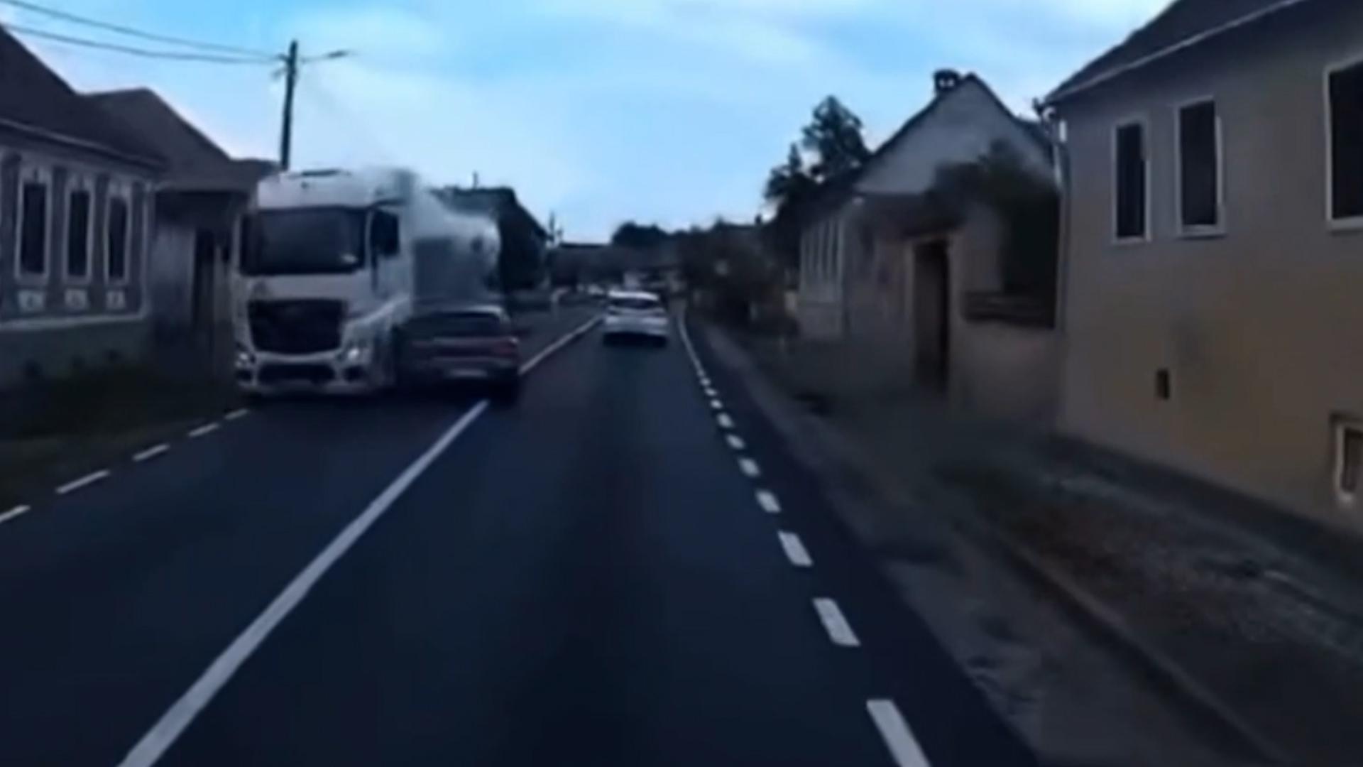 Accident în Mureş, surprins de o cameră de bord: O şoferiţă intră cu maşina într-o cisternă