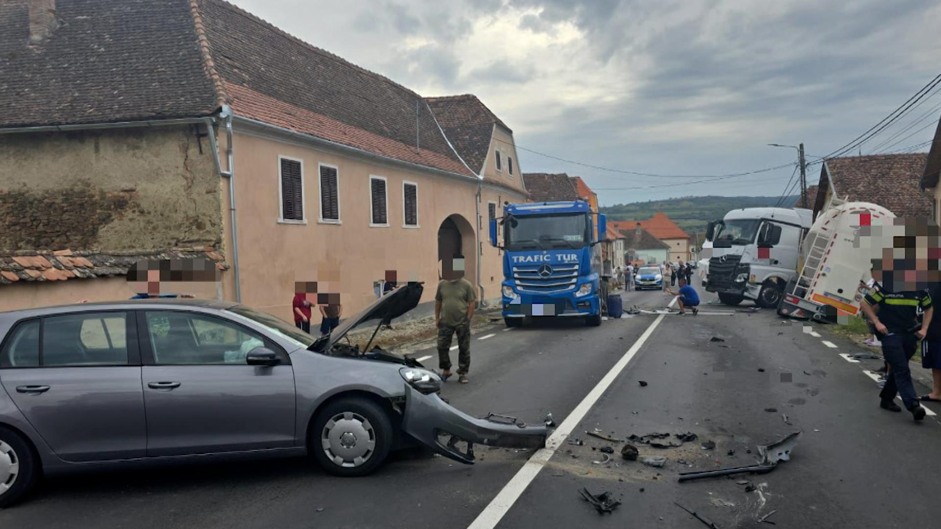 Accident în Mureş, surprins de o cameră de bord: O şoferiţă intră cu maşina într-o cisternă