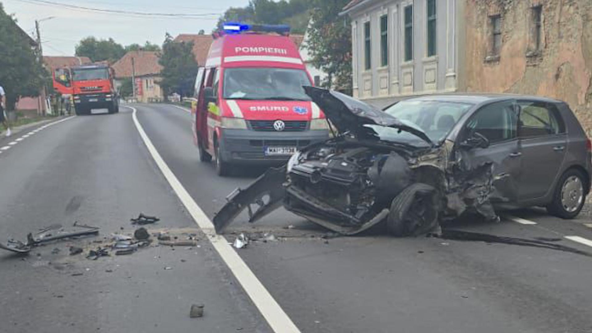Accident în Mureş, surprins de o cameră de bord: O şoferiţă intră cu maşina într-o cisternă