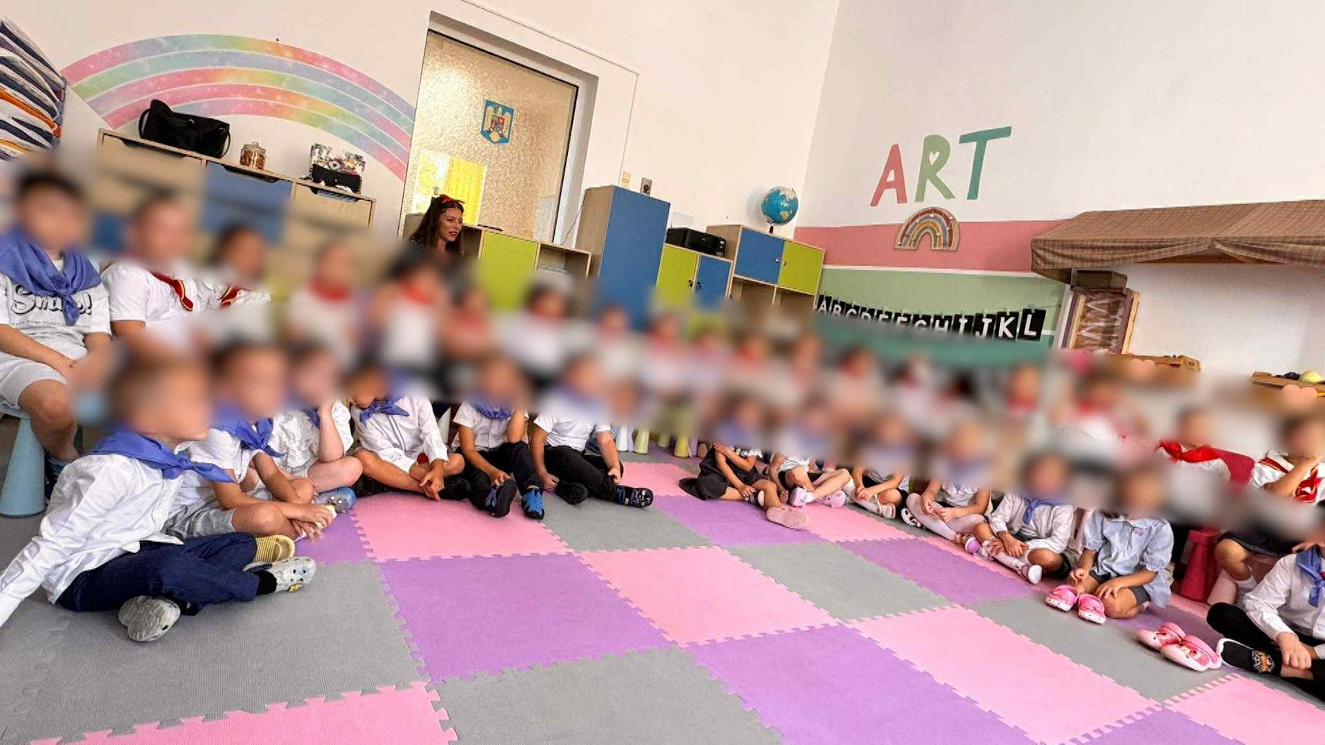 Copiii de la o grădiniţă din Satu Mare, îmbrăcaţi în pionieri şi "şoimi ai patriei". S-a deschis dosar penal