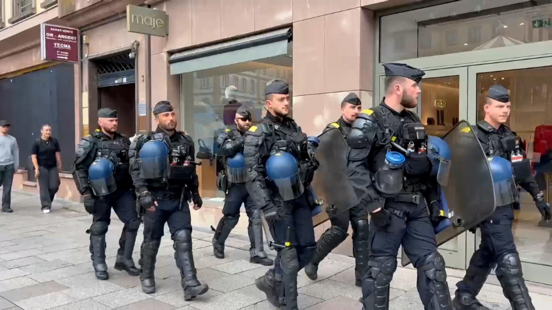 Franţa, paralizată de proteste: 80.000 de jandarmi scoşi pe străzi, 300 de oameni au fost arestaţi