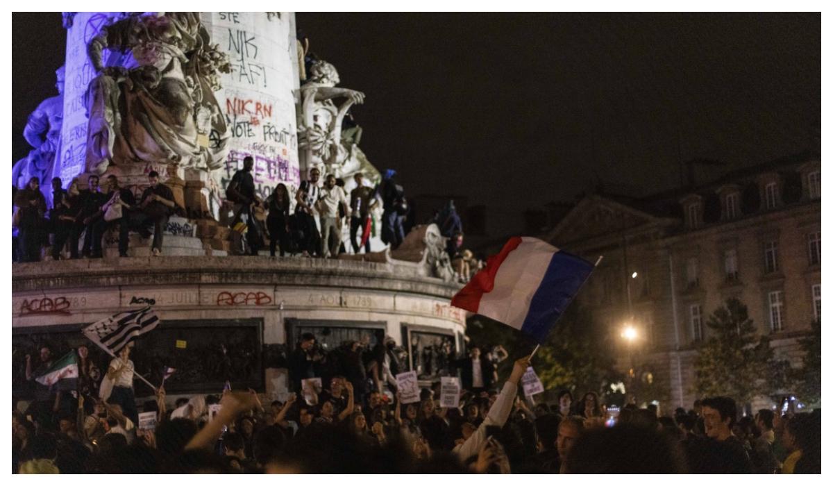 Franţa, în haos. Zeci de mii de oameni au ieşit pe străzile din marile oraşe