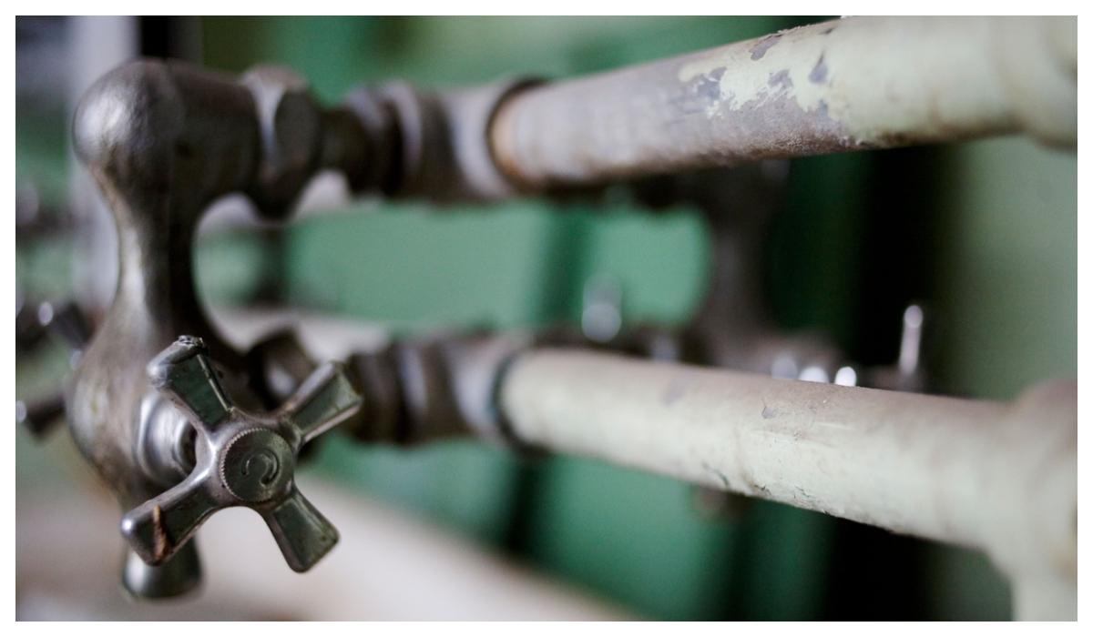 Jumătate din apa potabilă din Braşov nu ajunge în locuinţe. Reţeaua centrală cedează