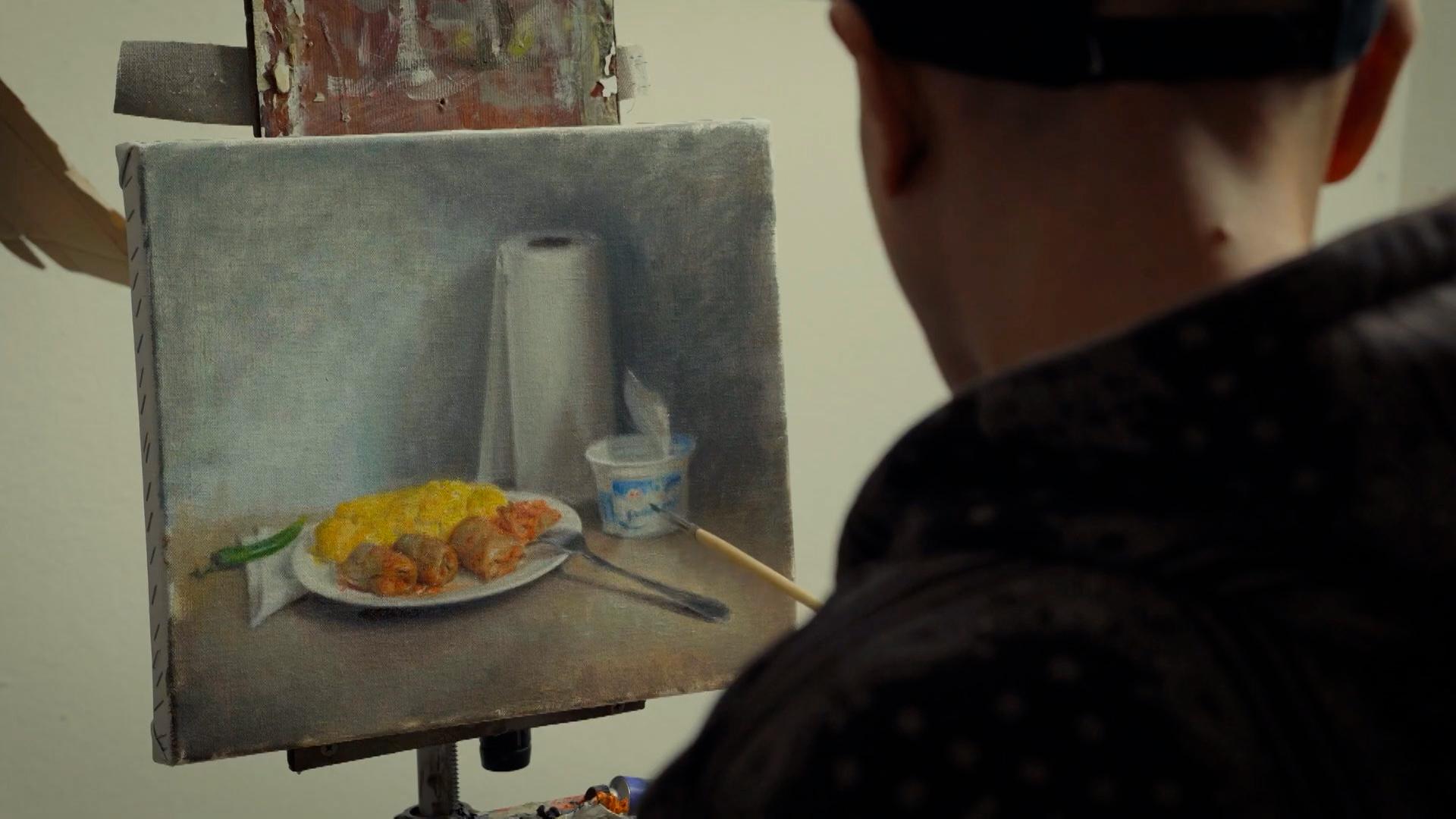 Un pictor român transformă obiectele copilăriei în artă