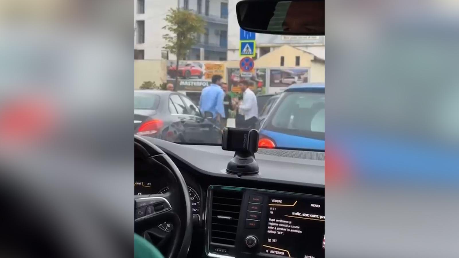 Doi şoferi s-au luat la bătaie în plin trafic pe o stradă din Cluj-Napoca. Au fost opriţi de claxoane