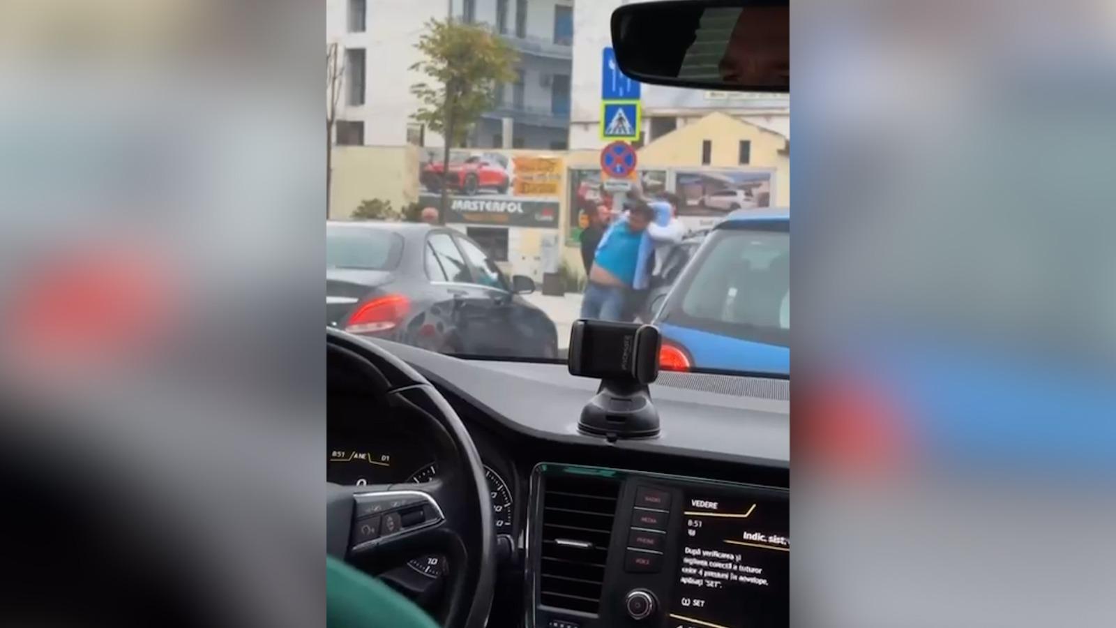 Doi şoferi s-au luat la bătaie în plin trafic pe o stradă din Cluj-Napoca. Au fost opriţi de claxoane