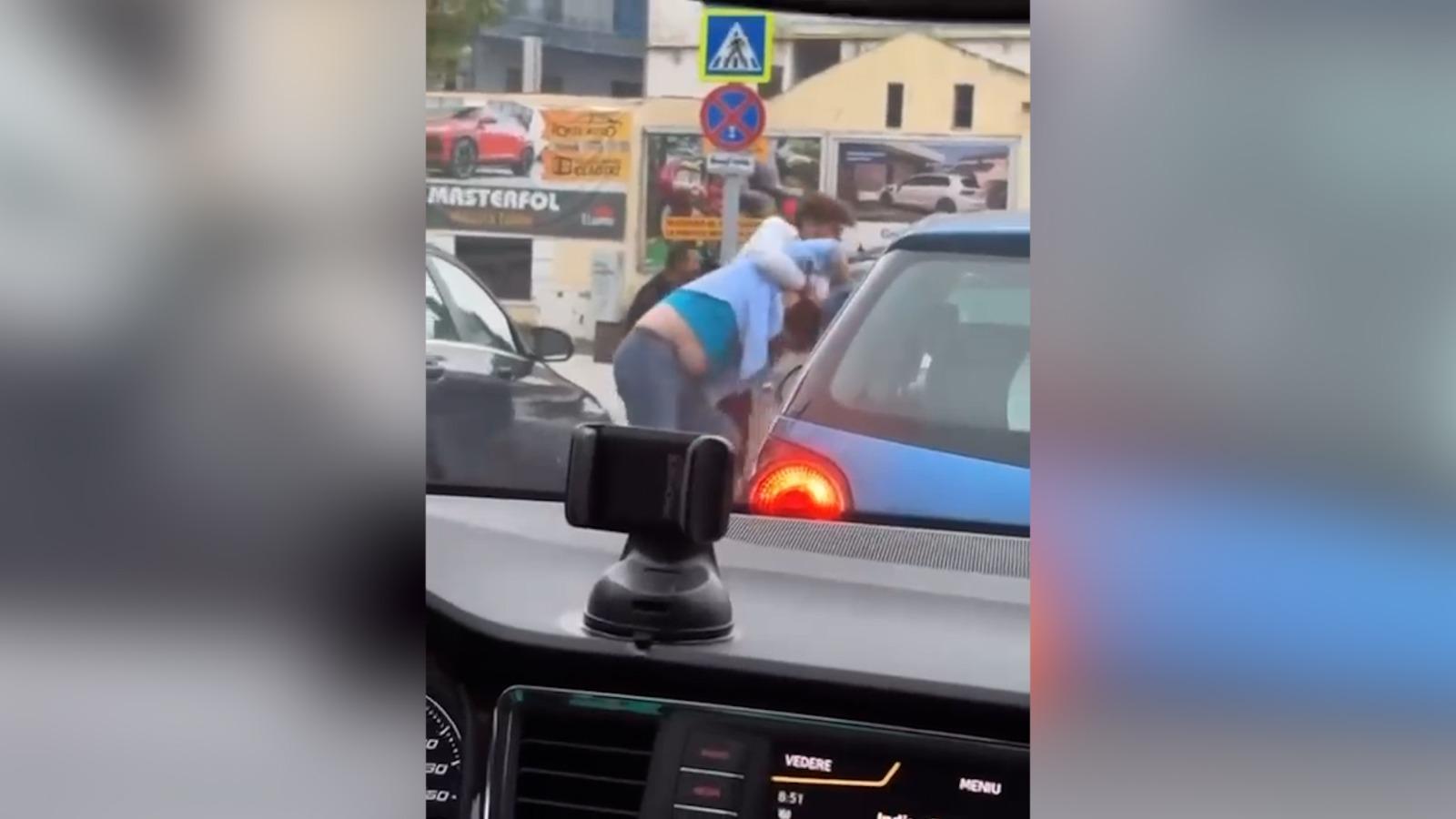 Doi şoferi s-au luat la bătaie în plin trafic pe o stradă din Cluj-Napoca. Au fost opriţi de claxoane