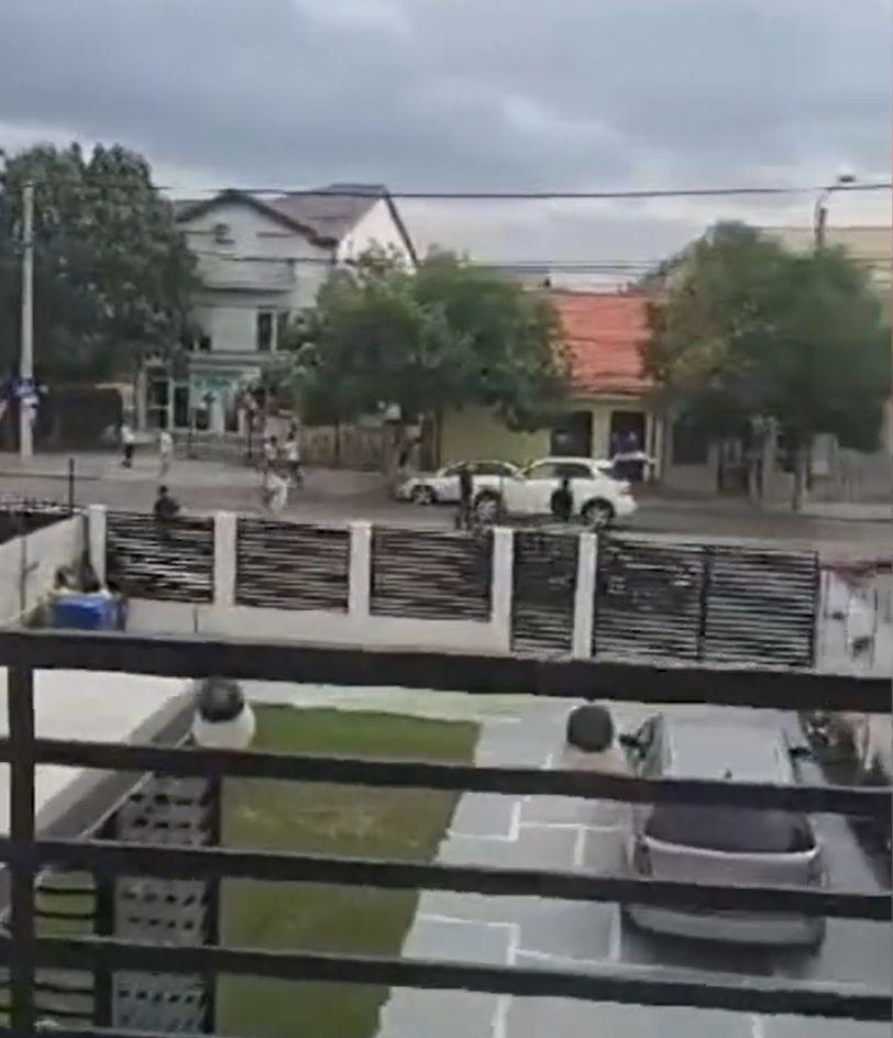 Noi imagini de la răfuiala cu bâte din Craiova. Un bărbat a murit pe loc după o lovitură puternică