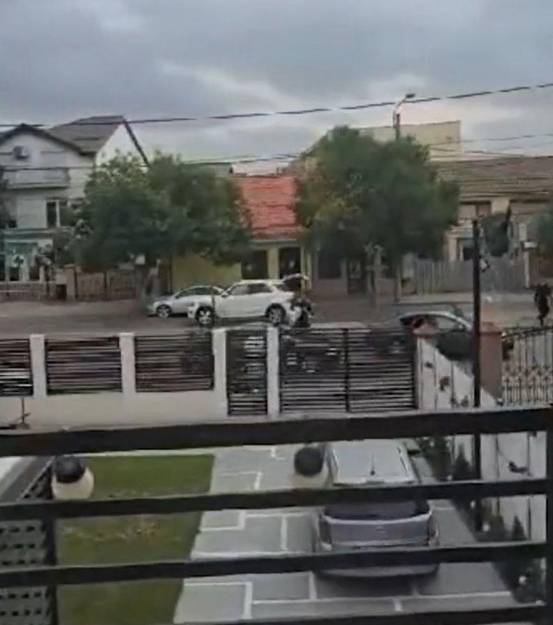 Noi imagini de la răfuiala cu bâte din Craiova. Un bărbat a murit pe loc după o lovitură puternică