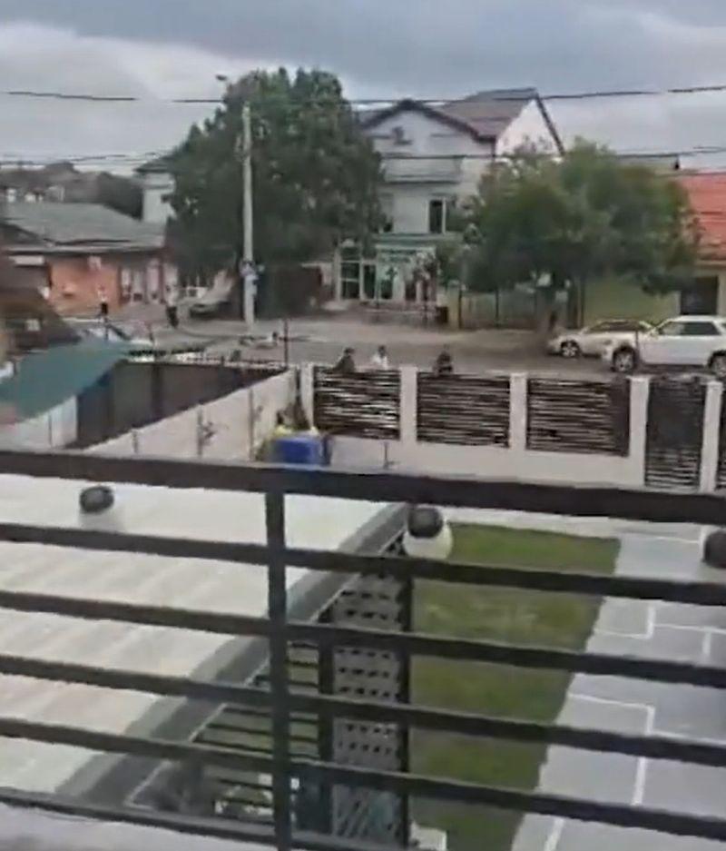 Noi imagini de la răfuiala cu bâte din Craiova. Un bărbat a murit pe loc după o lovitură puternică