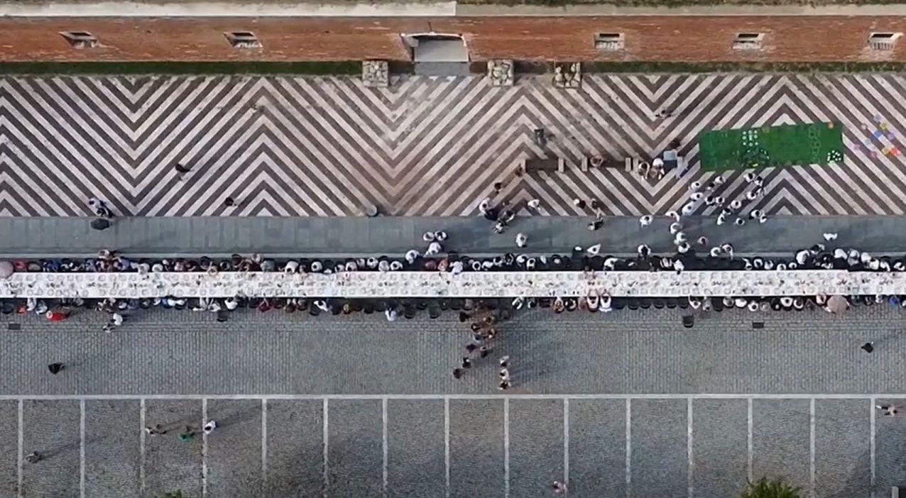 Guinness World Records la Alba Iulia: 10 000 de oameni au luat loc la cea mai lungă masă din lume